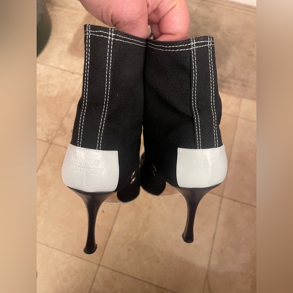 Authentic Manolo Blahnik lace up black sneaker - Picture 4 of 8